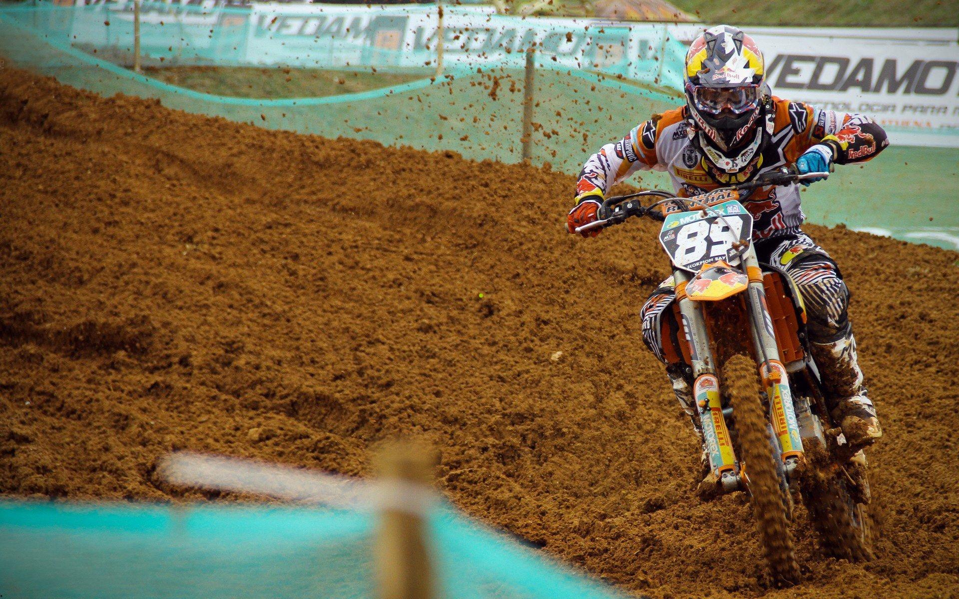 德里克·罗斯芝加哥街头悠闲漫步，保镖缺席引球迷热烈反响