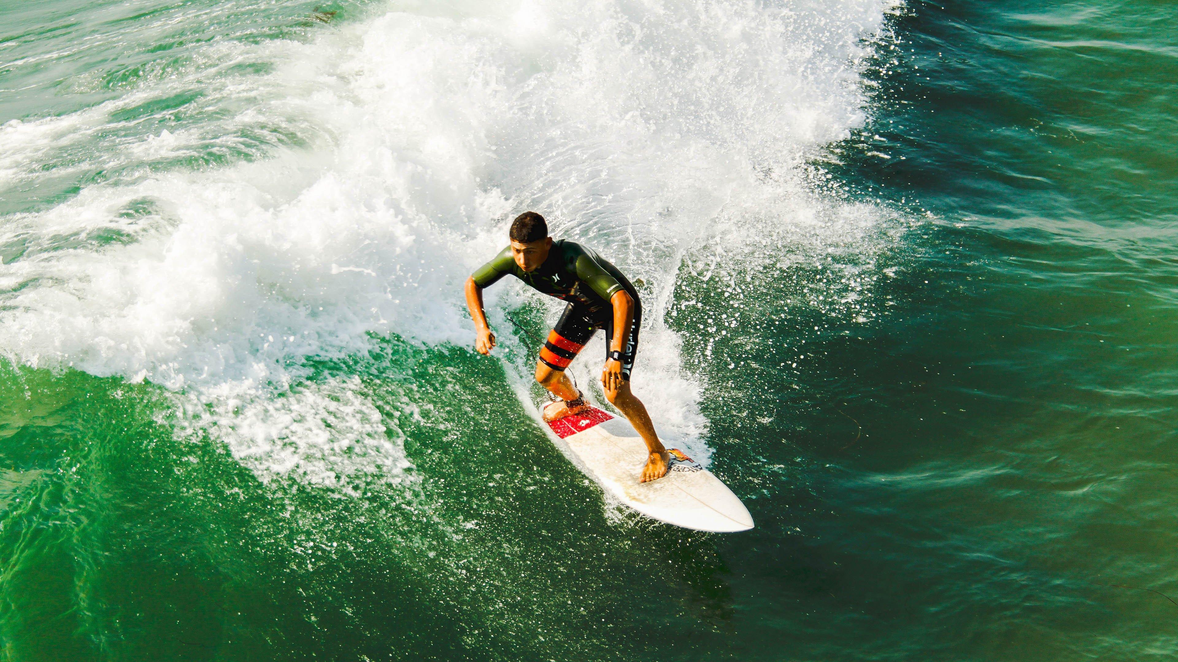 德里克·罗斯芝加哥街头悠闲漫步，保镖缺席引球迷热烈反响