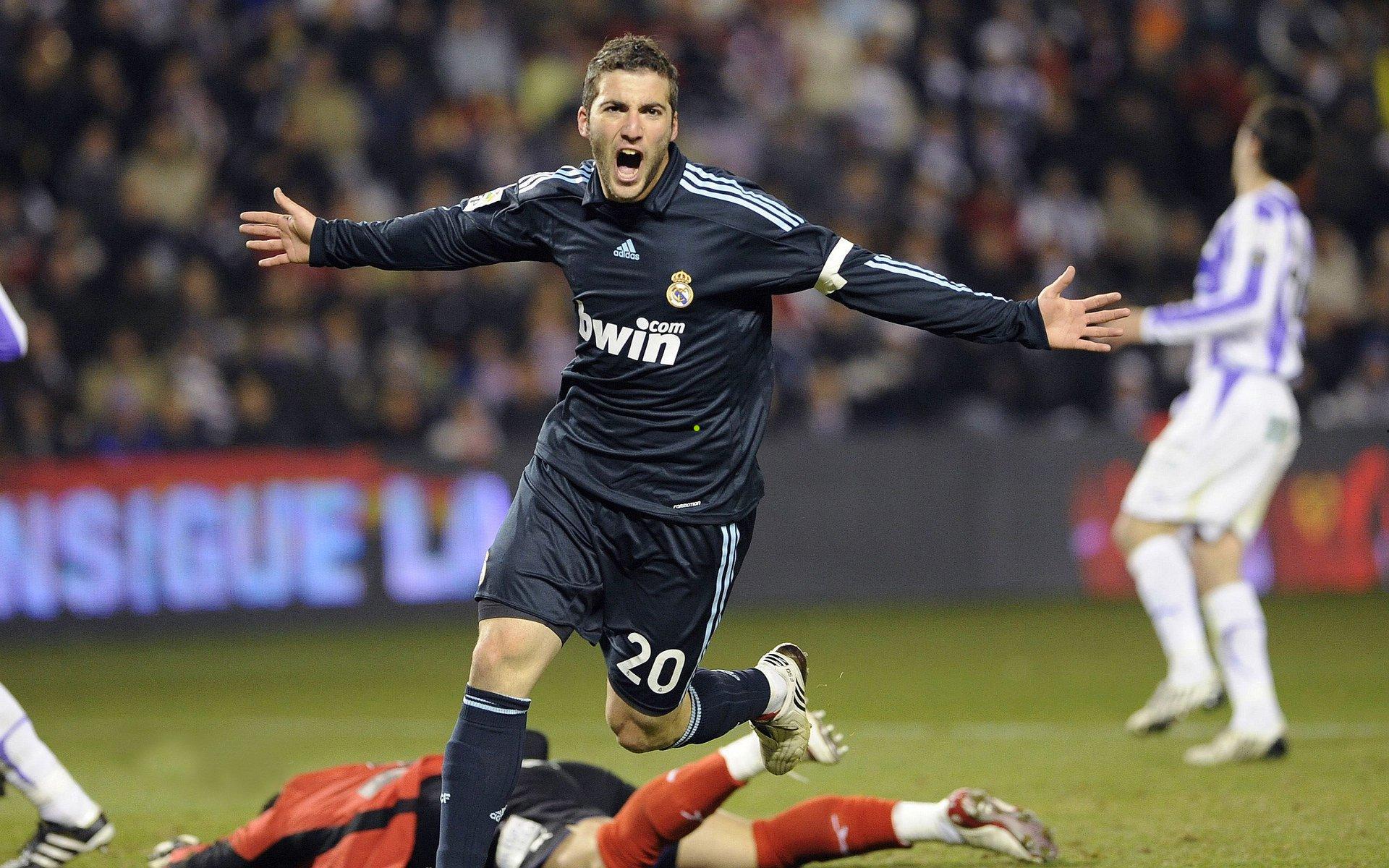 齐达内昨夜亮相伯纳乌，见证皇马与曼城巅峰对决